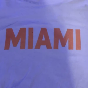 Miami t-shirt från h&m - Storlek s, originalpris 99 kr, säljer för 50 men man kan även buda högre, 12 kr frakt🥰