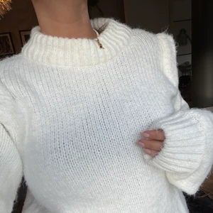 Vit stickad tröja - Säljer denna otroligt fina och härliga stickade tröjan från gina gricot. Jättebra skick❤️