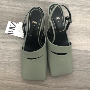 Fyrkantiga ZARA klackarna  - Klackar som är helt nya och oanvända i en fin ljusgrön färg. De är helt slutsålda på hemsida och är väldigt efterfrågade. Jag vet inte helt om jag vill sälja dessa men om jag får ett bra bud så kanske jag säljer de och köper ett par andra skor. Material: 100% getskinn. De är i storlek 36. Startbud: 500kr eller köp direkt 750kr+frakt ‼️ordinarie pris: 859kr‼️