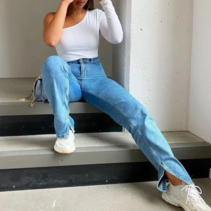 Jeans med slits - Säljer mina otroligt snygga jeans från nakd! köparen står för frakt 💜