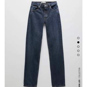 Straight leg 03 jeans från Zara i en kall blå färg. Dom är helt oanvända och även slutsålda. Dom är i strl 38 men är väldigt liten i storleken så passar mer 36 elr en större 34. Dom är extremt långa och passar 175+. Säljer för 200:-, köpta för 399:-