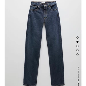 Straight leg jeans från Zara - Straight leg 03 jeans från Zara i en kall blå färg. Dom är helt oanvända och även slutsålda. Dom är i strl 38 men är väldigt liten i storleken så passar mer 36 elr en större 34. Dom är extremt långa och passar 175+. Säljer för 200:-, köpta för 399:-