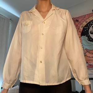 En krämvit skjorta med fina detaljer vid krage och bröstficka! Den är knappt använd och är köpt second-hand. Varan har inga defekter. Läs mina villkor innan köp! 🧚🏼💓🧚🏼💓