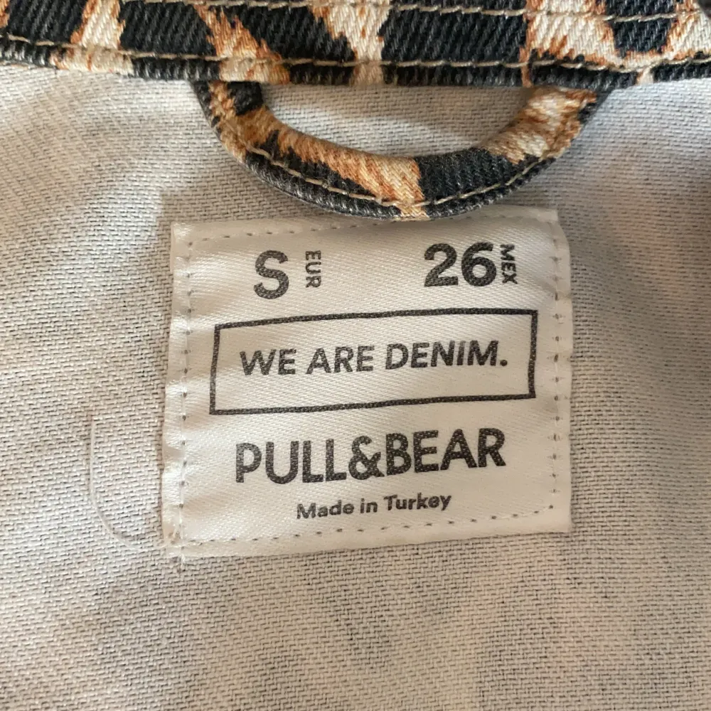 En leopard mönstrad jeansjacka från Pull & Bear, i strl oversized S. Den är välanvänd men i gott skick. Köpt för 499kr men säljs inte längre.. Jackor.