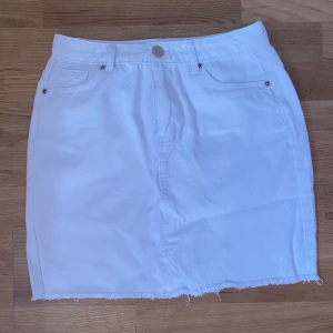 Kjol  - Vit jeans kjol, helt oanvänd men är tyvärr för stor för mig