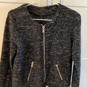 Kofta 38 - Svart kofta ifrån Gina Tricot med vita & grå inslag, storlek 38. Så passar en S/M. Frakten står jag för🌸