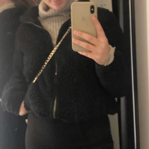 jacka - säljer denna jack/koftan som man kan ha när som helst igentligen, den är oversize till storleken xs, s och möjligtvis m men sitter som en kofta till resten av storleken (jag är xs och bildwn visar hur den sitter på mig)