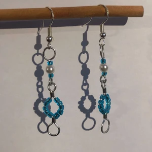 Blåa örhängen - Ett par fina, oanvända örhängen med blått o metall tema. Passar perfekt till alla outfits! Gjorda i nickelfritt silverpläterat och kan fraktas eller mötas upp i Stockholm/Huddinge. Skriv vid frågor!