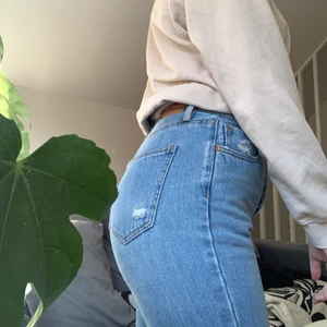 Ljusblå jeans från ONLY - Ljusblå jeans från ONLY. 💙 Ankellånga.  Storlek 29/32, passar S och M skulle jag säga. Detaljer: små slitningar vid fickor och vid anklarna. ⚡️ Knappstängning (se bild). Knapparna syns inte när jeansen är på.  Bra skick! 🥰 Frakt tillkommer. (66 kr spårbar)