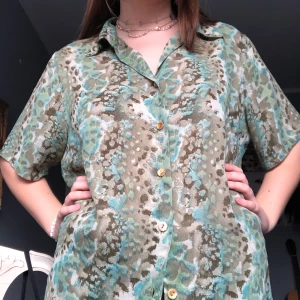 Mönstrat kortärmad skjorta💕 - Så fin mönstrad skjorta som tyvärr inte kommer till användning! Väldigt tunt material så perfekt till vår/sommar🐙☀️ jag är 168 cm och den går ner till låren på mig!
