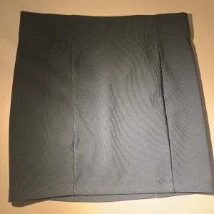 Ribbad, mörkblå tygkjol från bikbok  - Elastisk, väldig bekväm, säljer för att den tyvärr är lite kort för mig, ( andra bilden är endast smuts på spegeln), jätte fin färg  