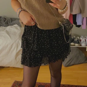 Kjol - Intressekoll på min fina kjol från zara! Knappt använd. BUDA i kommentarerna!!!💕