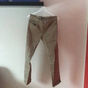 Armani byxor - Beiga Armani byxor använda ca 2 gånger och bra skick. Priset kan diskuteras:)
