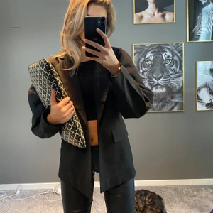 Malene Birger  - Datorfodral från malene Birger, finns en liten fläck i fodret inne i fodralet, inget som synd utåt! Går inte ner i pris på detta! SÄLJER IGEN DÅ KÖPAREN ALDRIG BETALADE