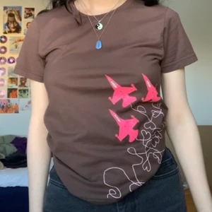 brun tshirt - jättesnygg brun tshirt som ger ger y2k vibes k strl M🥰 köparen står för frakten 66kr💕