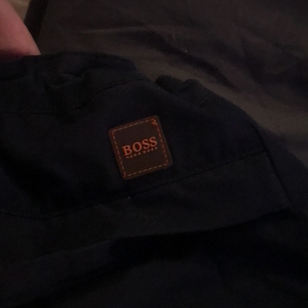 Mörk blåa nästan svarta Hugo boss byxor. Pris kan diskuteras:). Jeans & Byxor.