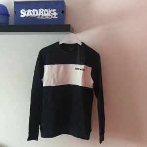 Sweatshirt - Aldrig använd långärmad tröja från JUNK de LUXE. Nypris 800. Priset kan diskuteras:)