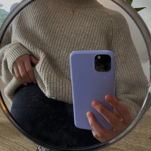 Stickad tröja - En ljus beige stickade tröja. Jätte skön sticks inte alls✨☁️ storlek xs men skulle mer säga att den är S