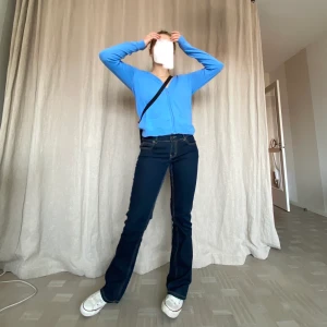 Blå zip up med luva! - Blå zip up! Jag på bilden är S. Möts på söder eller så står köparen för frakt på 45kr❤️ budgivning om fler är intresserade!