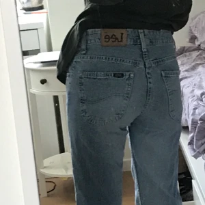 lee jeans - BUDGIVNING: 165kr + 66kr frakt. ELLER: köp direkt för 300kr + frakt. skitsnygga lee jeans i nice vintageskick. för långa på mig (155cm), så jag viker in dem, men de är även insydda ca 5cm men man kan ta bort stygnen. står ingen storlek men är xs/s. 