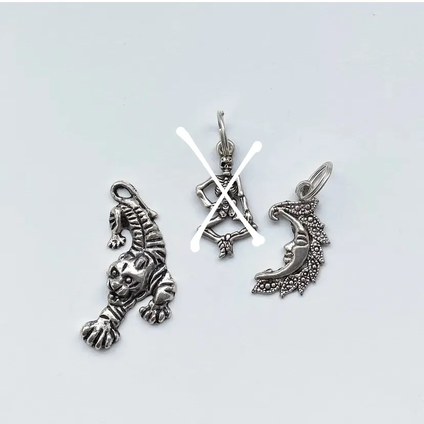 Tre silvriga berlocker 🤍 perfekta till halsband, armband och örhängen!! ( kan även göra de till örhängen om de önskas! )🤍🤍🤍 30kr/st. Accessoarer.