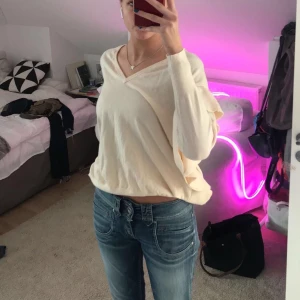 Snygg stickad tröja från Zara - Säljer denna stickade tröja då den inte kommit till använd och är alltså nästan som ny. Jag är 177cm lång. Frakt tillkommer