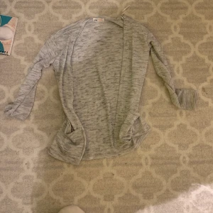 Grå kofta från HM - Grå kofta från HM i storlek Xs. Köparen står för frakten :)