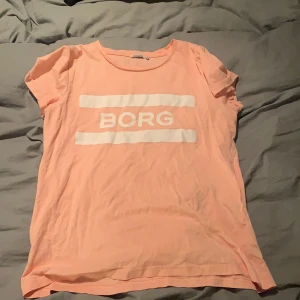 Babyrosa t-shirt från Björn borg - Funkar till vardags men även till träning.