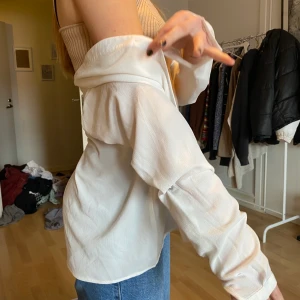 Vit snygg skjorta - Säljer denna snygga skjortan i ett nice material. Den är perfekt för sommaren & går både att klä upp & ner!