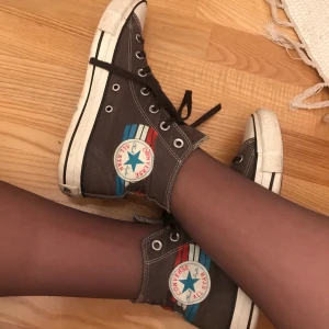 Converse - Riktigt coola converse i storlek 39. Som bilden visar förekommer lite slitning i mönstret, men tycker själv bara de ger skon karaktär!! Hör av er vid intresse🥰