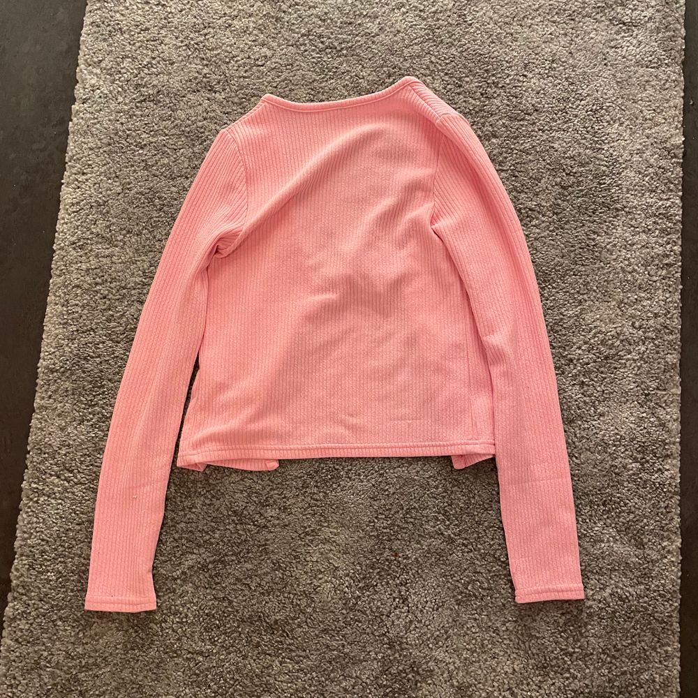 Knytkofta/knyttopp frĂ„n Hm i rosađsĂ€ljes pga gillar den inte lĂ€ngreâ€ïžPassar perfekt till ett par jeans eller annat! Du kan ha ett linne eller nĂ„got under eller inteâșïžStorelk XS men skulle sĂ€ga att den passar S och M ocksĂ„đ Fraktar med Postnords M paketđ„°. Tröjor & Koftor.