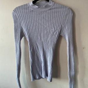 Ribbad långarmad  - En blå ribbad tröja från Ginatricot som jag knappt använd!
