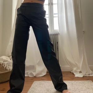 raka skinnbyxor🖤 - raka skinnbyxor! i nyskick🖤 jag är 165cm