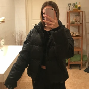 Champion jacka - Svart vintage äkta Champion jacka med äkta dun (går även att tvätta i maskin). Prickarna är på spegeln o inte på jacka!! Finns resår längst ner så man kan dra åt. Går även att ta av luvan. Supervarm och skön🖤  Det står L i den men skulle säga att den passar xs-m bäst. Jag på bilderna har S i vanliga fall. 500kr + frakt (spårbar) 🥰