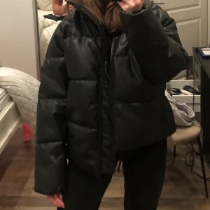Läderpuffer - En pufferjacket från HM i läderimitation! Supersnygg men passar inte mig. Storlek S. Slutsåld på hemsidan. Säljer för samma pris som jag köpte + frakt. Om fler är intresserade blir det budgivning!