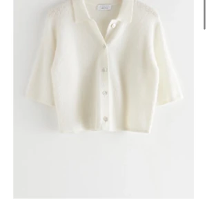 Kofta från & other stories - Kofta med kortare ärmar från & other stories använd några gånger. Buda i kommentarerna, avslutas på måndag klockan 16.