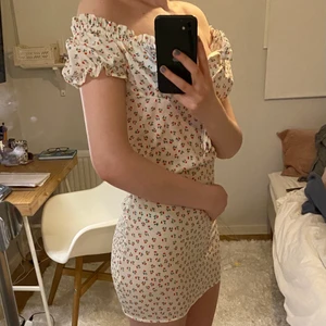 Söt vit klänning med körsbär? Blommor?  - Köparen står för frakten💕 oanvänd, pris kan diskuteras 