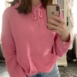 Cubus rosa hoodie  - En fin rosa hoodie från Cubus i storlek M, nästintill aldrig använd, cirka 2 gånger. Köparen står för frakt och fraktkostnaden är beroende på så utgå inte ifrån det som står. Nypris för hoodien är 300kr