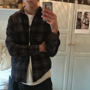 Brun skjorta  - Kom inte till andvändning pga att den var för liten 