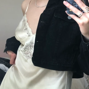 Jeansjacka tall - perfekt till dig som är lång och har längre armar då det är en tall modell !!! annars för dig som gillar längre arm modellen. säljer då den tyvärr fått för lite användning av mig. en 12 - så passar s-l beroende på ens önskade passform! är kortare i modellen så fungerar att använda som crop top !