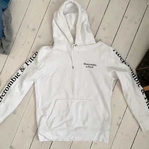 Abercrombie & Fitch Hoodie - Superfin Hoodie från Abercrombie & Fitch. Har använt ett par gånger då den är i bra skick. Säljer den för att jag inte fått användning av den på senaste. Den är i storlek XS men passar även mig som har S. Köpare står för frakt💕