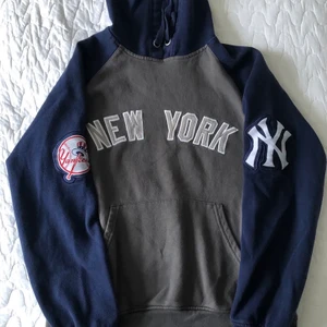 Hoodie - Intressekoll på denna sjukt unika snygga hoodie från Yankees. Tar bud från 300 kr VÄLDIGT UNIK. Man kan få till riktigt feta outfits med denna hoodie.