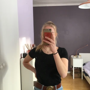 H&M tröja  - Svart tajt tröja (H&M), storlek XS. Gott skick, nästan aldrig använt. Kan mötas upp i Östersund. Köparen står för frakt. :)