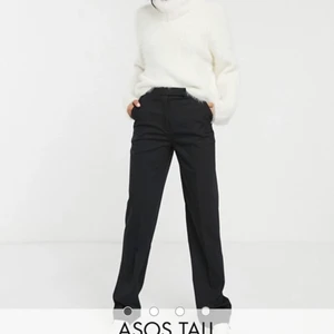 Kostymbyxor (tall) - Jätte fina kostymbyxor från asos. Köpta här på Plick men sitter inte som jag vill att dom ska sitta på mig. Jag är 177 och dom var långa på mig så jag sydde upp dom så att dom passar min längd! Pris: 200+ frakt