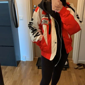 Jacka ej använd men köpt på second hand - Storlek Large, men har själv vanligtvis storlek S, är 163cm lång