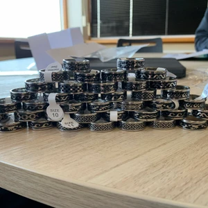 Vintage inspirerade ringar - Vintage inspirerade stål ringar. De färgar inte av sig på fingrarna. Finns i olika motiv och storlekar. Det är ganska stora storlekar. 