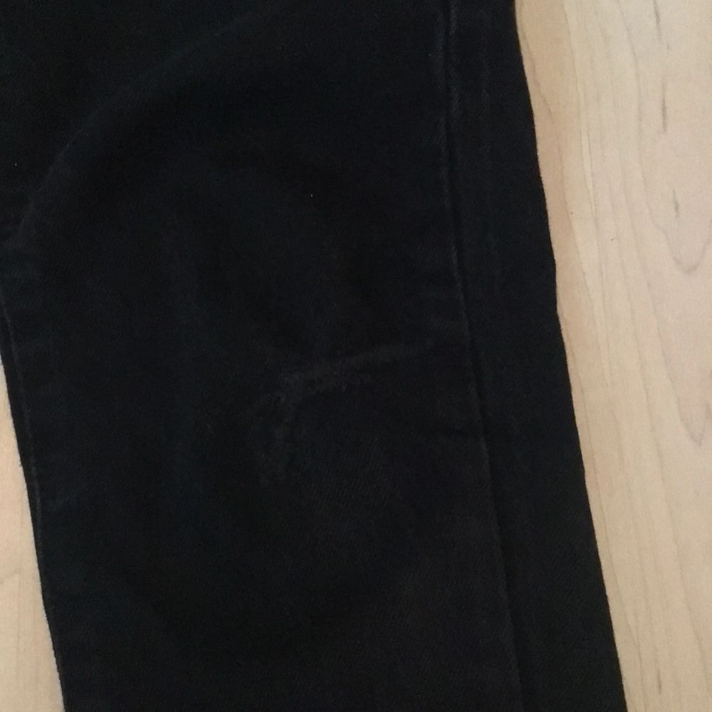 Säljer dessa i strl 32 väldigt billigt då jag har sytt ihop lite i byxan på ena knäet (jag ramlade med dem). Det syns inte alls när man har på sig dem om man inte kollar nära, då jag sytt med svart tråd👍nypris: 499kr. Frakt: 66kr spårbart🤍. Jeans & Byxor.