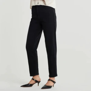 Gina jeans svarta  - Säljer Gina jeans svarta,använda nåhra gånger men är i bra skick! Köptes för 499❤️