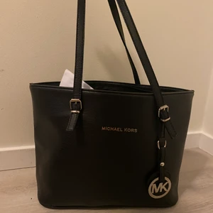mk väska - michael kors väska, fin skick och sparsamt använt. Finns att hämtas i gbg kan även fraktas