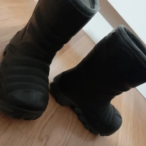 Barn stövlar. - Barn stövlar i storlek 24 , använda ett par gånger. Stövlarna är i god skick.